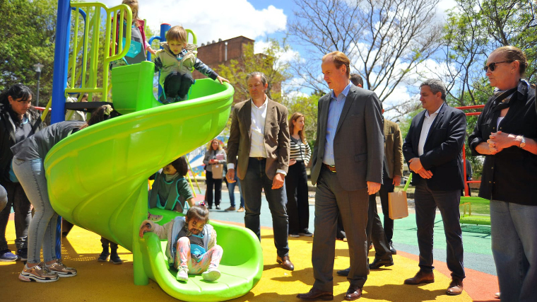 Bahl y Bordet inauguraron en la Plaza Leyes un espacio con juegos sensoriales